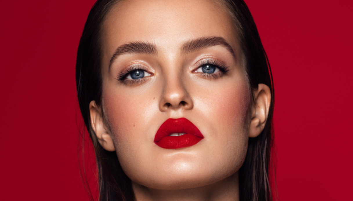È rouge mania: con le feste il rossetto rosso si riprende la scena e cambia stile. 5 varianti che devi provare
