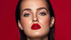 È rouge mania: con le feste il rossetto rosso si riprende la scena e cambia stile. 5 varianti che devi provare