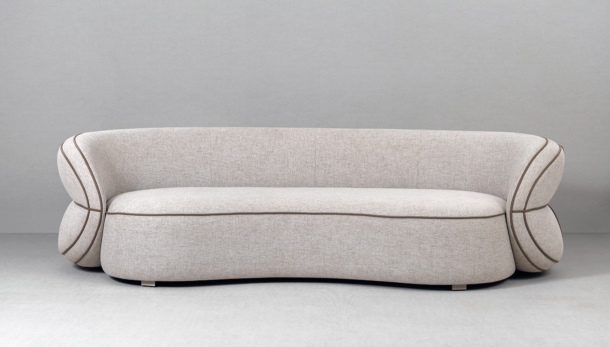 Divano della Sublime Collection modello Victor con linee morbide e rivestimento chiaro.