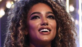 La Ruota della Fortuna, Samira Lui in velluto per Natale. Gerry Scotti torna indietro nel tempo