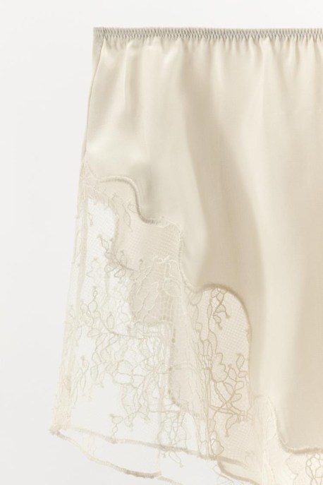 Emily in Paris 5: i look di Lily Collins (dentro e fuori dal set) che sono già un'ossessione. Come copiarli