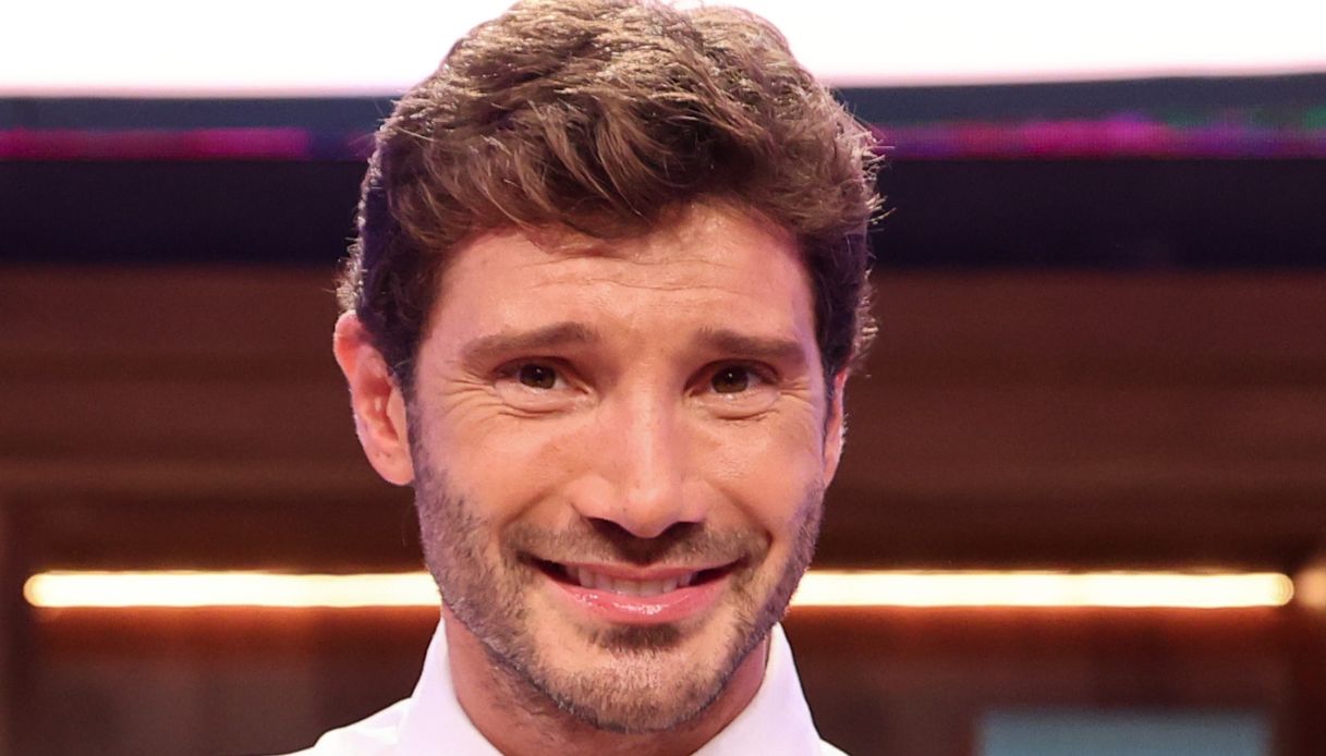 affari tuoi stefano de martino si scatena e omaggia emma marrone da Dilei.it affari tuoi stefano de martino si scatena e omaggia emma marrone