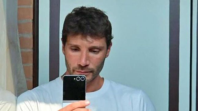 #acasadi Stefano De Martino, il nuovo appartamento: il lampadario da 4mila euro e l’albero di design