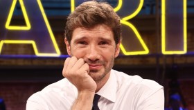 Affari Tuoi, il concorrente “accetta” il Dottore. De Martino: “Occhio che fai il danno”