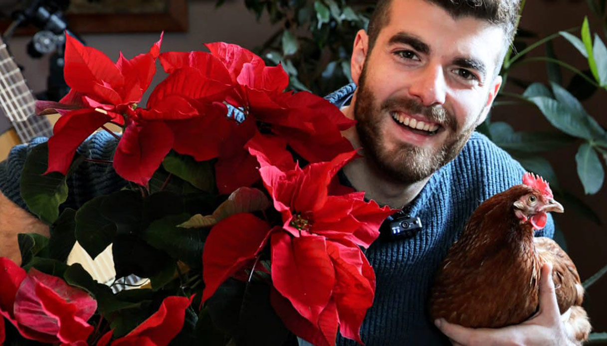 Gian Marco Mapelli con una stella di Natale in vaso in ambiente domestico