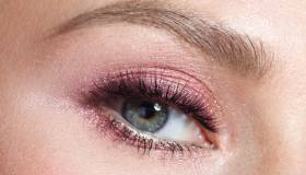 Il Sugarplum Glam è il beauty trend che celebra la freddezza invernale e che farà brillare il tuo make-up delle Feste