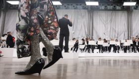 Tacchi in inverno? Sì, ma con i calzini: tutto sulla moda più controversa della fredda stagione 2026