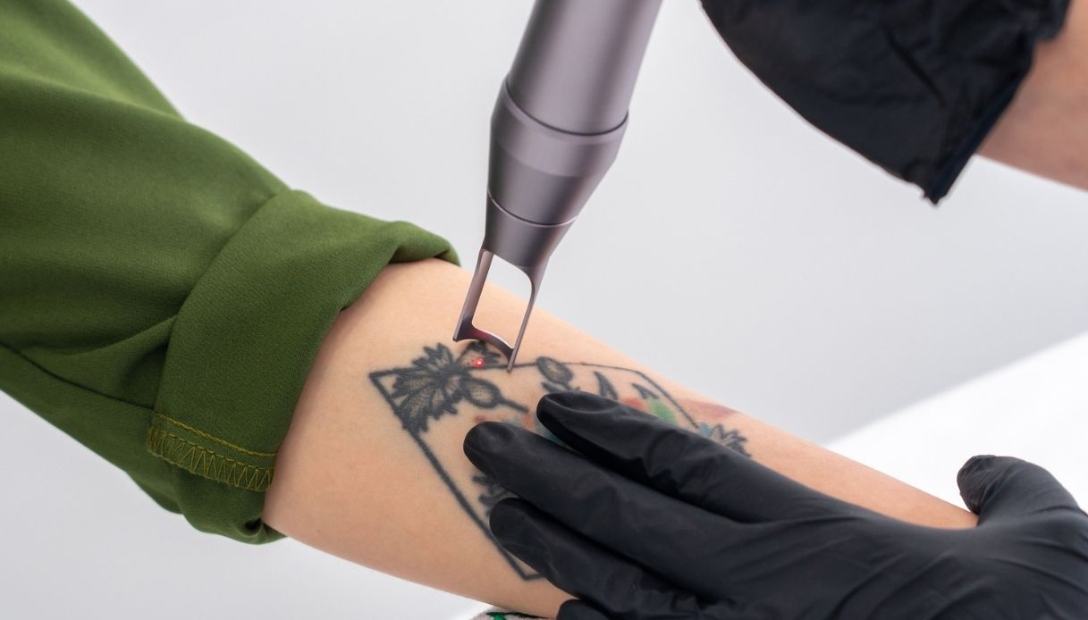I tatuaggi indeboliscono il sistema immunitario e modificano la risposta ai vaccini: lo studio