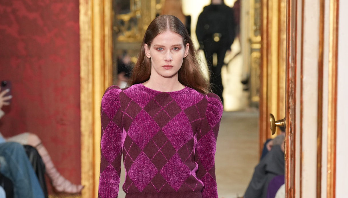 Tremate, i maglioni a rombi vintage sono tornati: sul nuovo volto della stampa Argyle nell'inverno 2026