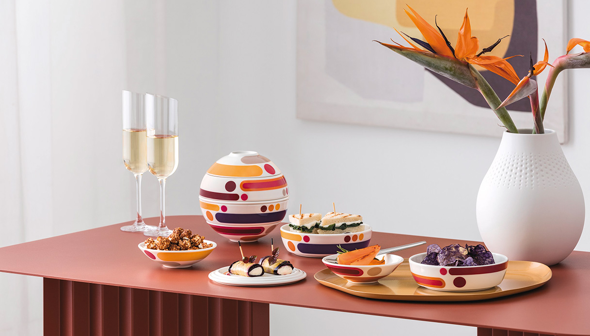 La Petit Boule Miami di Villeroy & Boch con set da aperitivo colorato su tavolo moderno