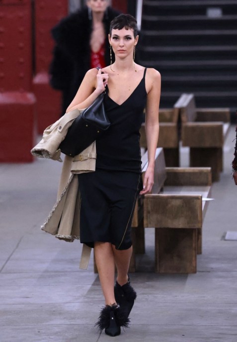 Vittoria Ceretti, il nuovo look con micro frangia di ispirazione retrò alla sfilata di Chanel