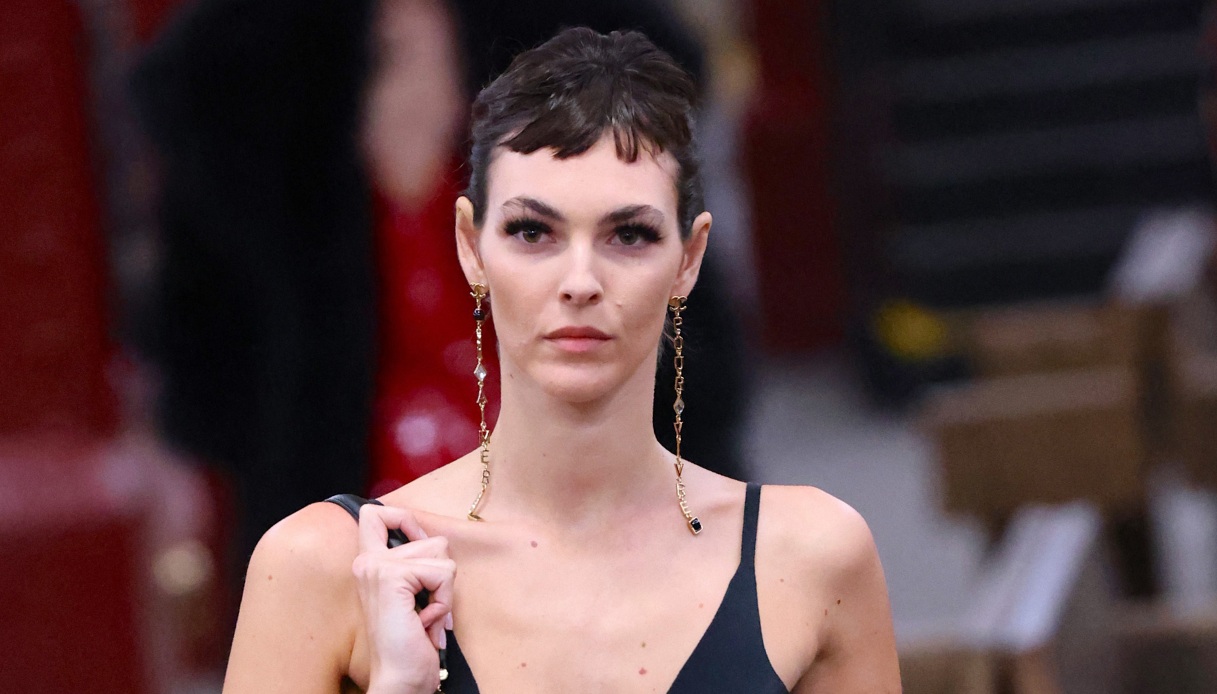 Vittoria Ceretti, il nuovo look con micro frangia di ispirazione retrò alla sfilata di Chanel