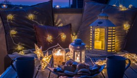 Balcone natalizio, come decorarlo con addobbi e piante invernali