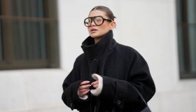 Dimentica tutto quello che sai sui capispalla. La giacca-ossessione del 2026 è a collo alto e sta già spopolando