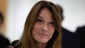 Carla Bruni termina la terapia ormonale di 5 anni dopo la diagnosi di tumore al seno: “Grata”