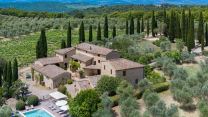 Tenuta esclusiva nel Chianti: 36.000 mq, 9 camere, 7 bagni. In vendita a 4 milioni di euro