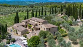 Tenuta esclusiva nel Chianti: 36.000 mq, 9 camere, 7 bagni. In vendita a 4 milioni di euro