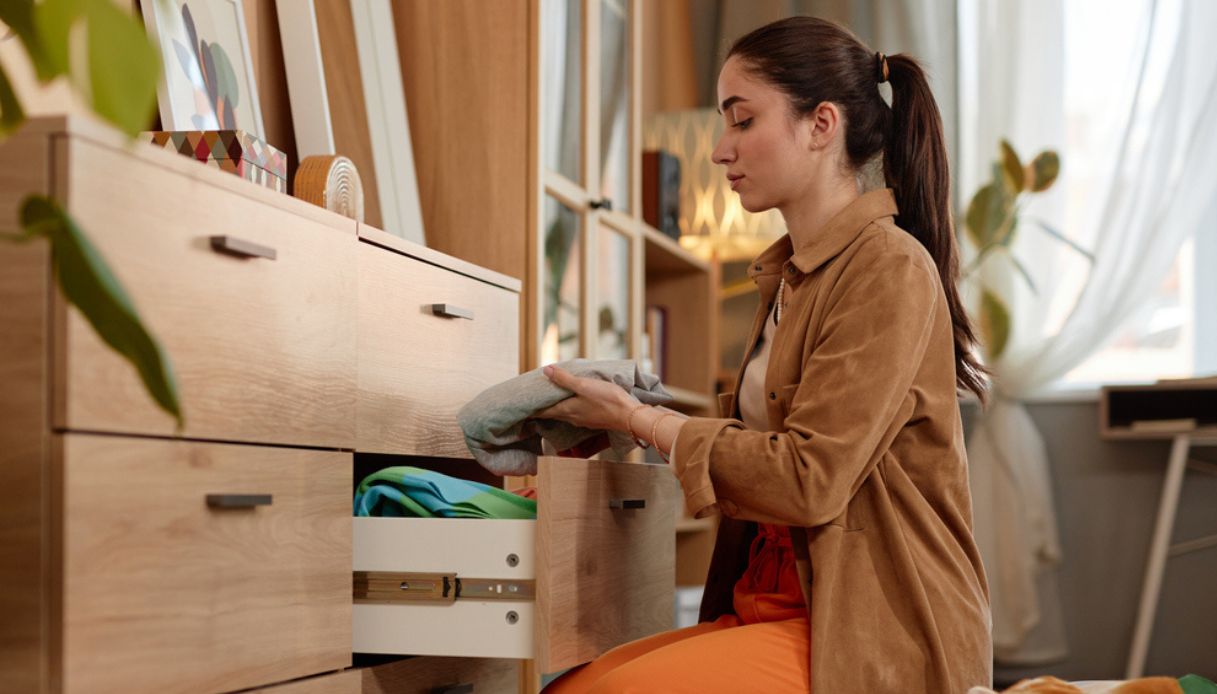 Cassetto che non scorre, il trucco della cera per farlo scivolare nuovamente