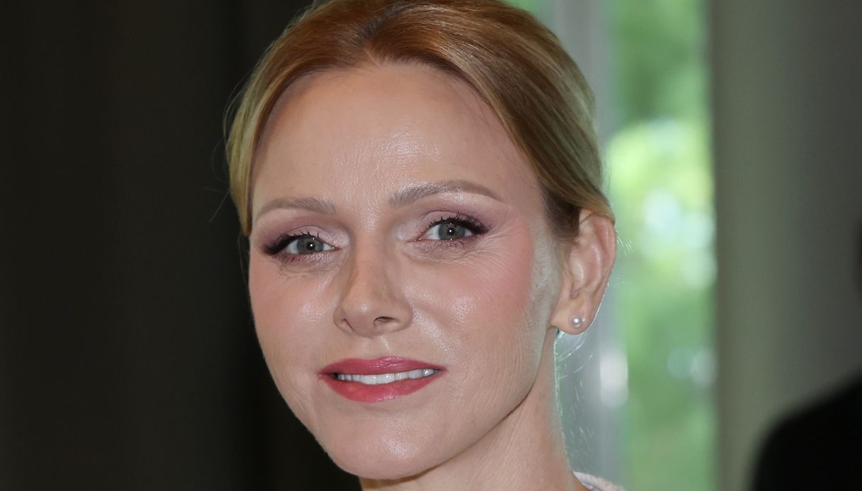 Charlene di Monaco, mai stata così chic col completo bianco