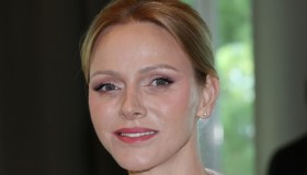 Charlene di Monaco, mai stata così chic col completo bianco