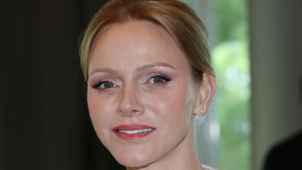 Charlene di Monaco, mai stata così chic col completo bianco