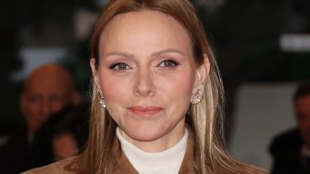 Charlene di Monaco in trench scamosciato, il capo invernale che non passa mai di moda