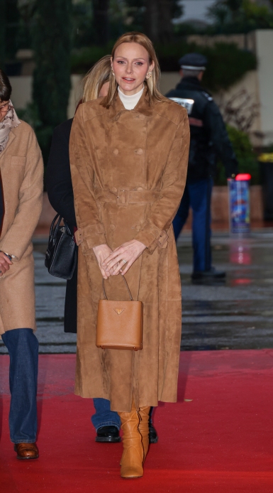Il look di Charlene di Monaco che esalta il trench in suede