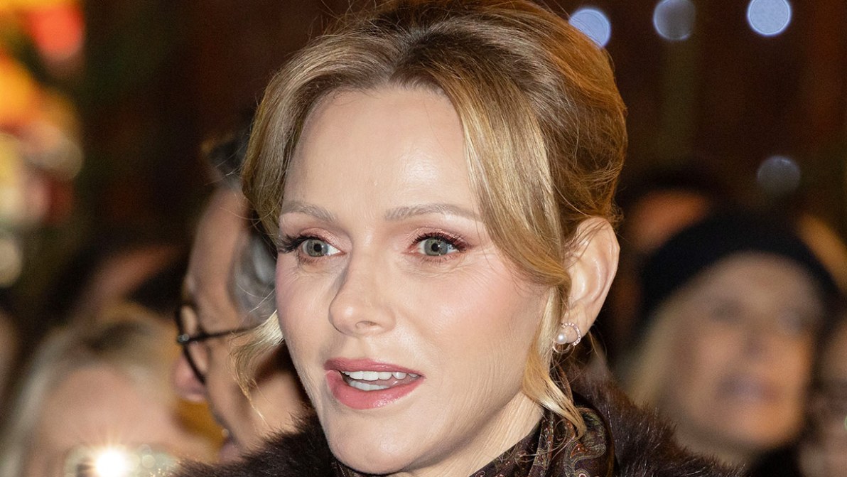 Charlene di Monaco, dall’abito aderente alla pelliccia: così rivoluziona i look di Natale