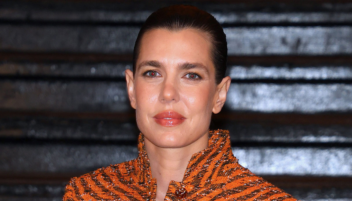 Charlotte Casiraghi sorprende in metro, il cappotto tigrato è già leggenda Charlotte Casiraghi sorprende in metro, il cappotto tigrato è già leggenda