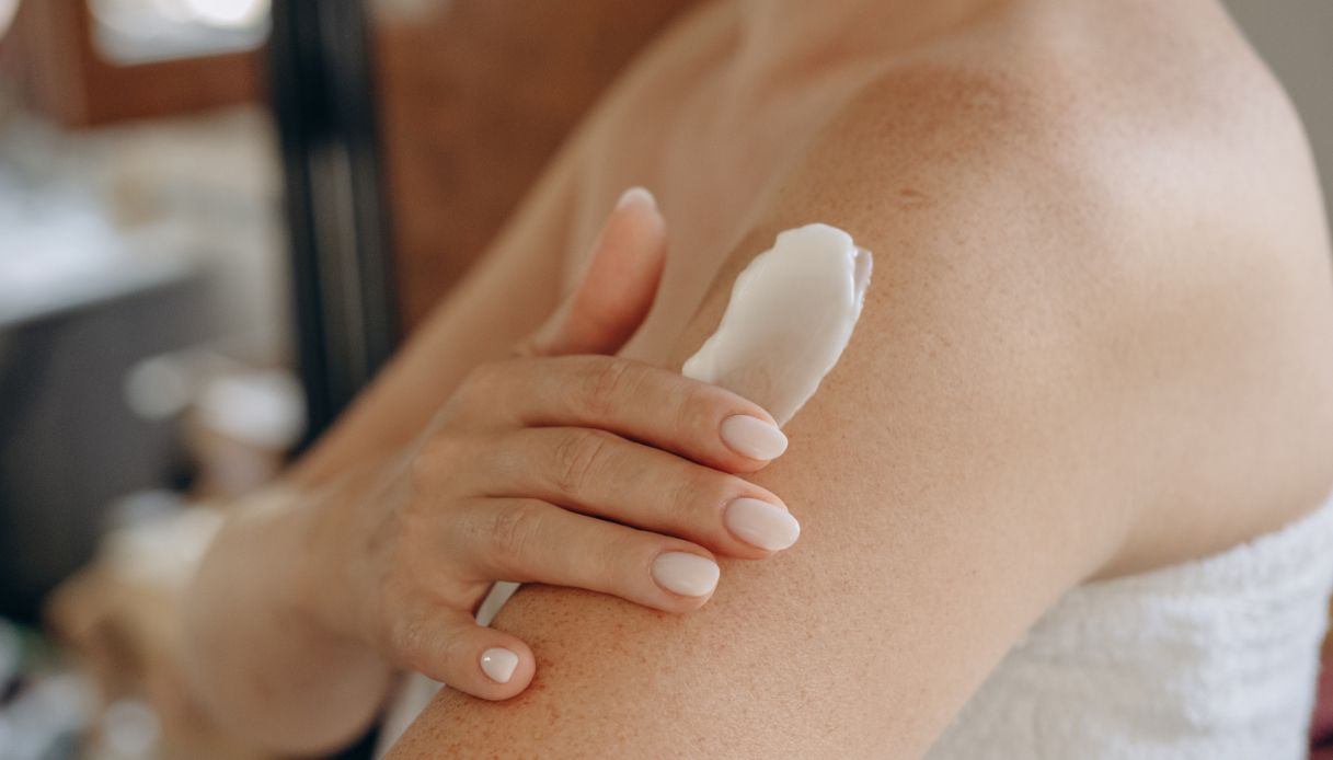 Con quasi 5mila recensioni questa crema idratante, che puoi usare per viso e corpo, è best seller. E le celebrities l'adorano