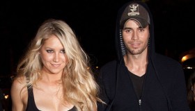 Enrique Iglesias e Anna Kournikova genitori per la quarta volta: la prima foto del bebè
