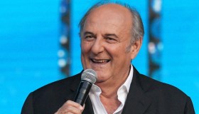 La Ruota della Fortuna, Gerry Scotti punge Samira Lui sul minidress