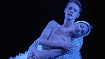 La magia de Il lago dei cigni al Teatro alla Scala. Frédéric Olivieri: “Da Nureyev ho imparato tanto”