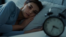 Insonnia cronica, perché dormiamo poco e male e quanto colpisce le donne