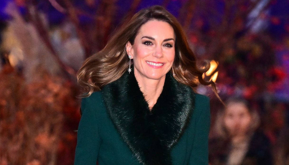 Kate Middleton raggiante al concerto di Natale: cappotto verde con collo di pelliccia