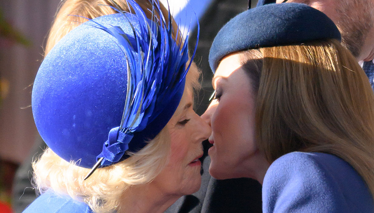 kate middleton il bacio alla regina camilla con riverenza dice tutto da Dilei.it kate middleton il bacio alla regina camilla con riverenza dice tutto
