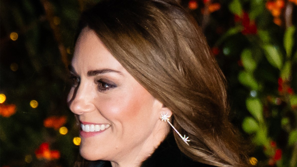 Kate Middleton, la gonna in tartan con cristalli da 1.945 euro scatena il dibattito