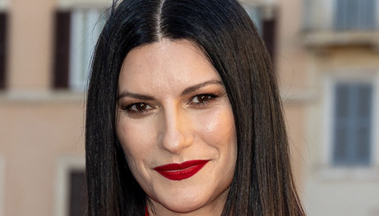 Laura Pausini si cancella da tutti i social, l’addio ai fan: “C’è troppo odio”