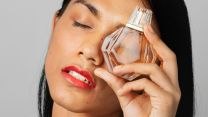 Scent Layering, la tendenza di mixare i profumi è già l’ossessione del 2026