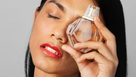 Scent Layering, la tendenza di mixare i profumi è già l’ossessione del 2026
