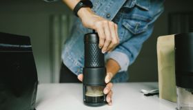 Espresso come al bar ovunque sei. La macchina portatile è il regalo di Natale perfetto per tutti gli amanti del caffè