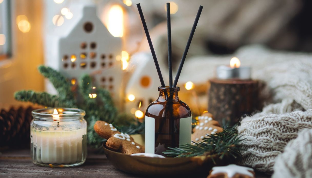 Profumo di Natale per la casa con gli oli essenziali: cannella e geranio di tendenza nel 2025