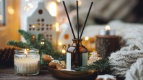 Profumo di Natale per la casa con gli oli essenziali: cannella e geranio di tendenza nel 2025