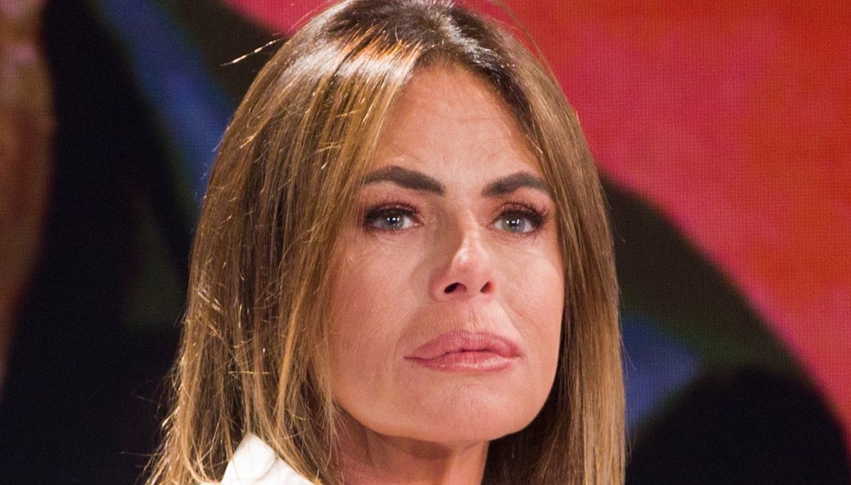 GialappaShow, Paola Perego scivola dalle scale e cade: “Il Mago Forest dà alla testa”