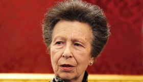 Re Carlo, anche la Principessa Anna rinuncia al titolo. Ma solo sulla cartolina di Natale