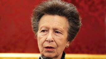 Re Carlo, anche la Principessa Anna rinuncia al titolo. Ma solo sulla cartolina di Natale