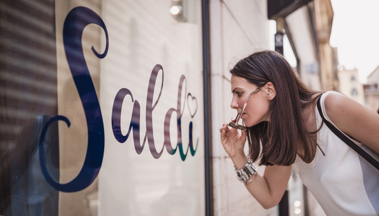 6 trappole di marketing che ti fanno spendere (male) coi saldi