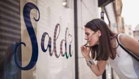 6 trappole di marketing che ti fanno spendere (male) coi saldi