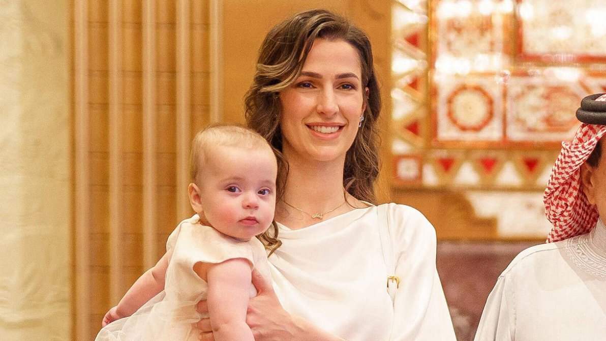 Rajwa di Giordania, il biglietto di auguri per il 2026 è una sfida a quello di Rania