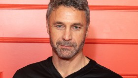 Raoul Bova seduce la Francia e va alla prima di Emily in Paris 5